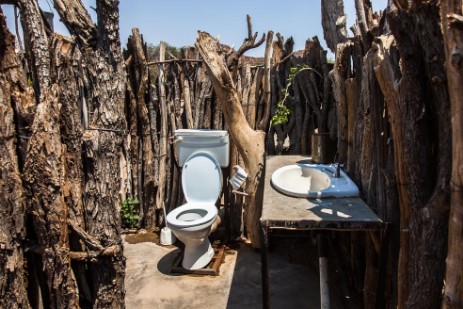 Toilette und Waschbecken im Aaabdi Mountain Camp