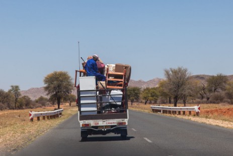 PKW mit Ladung auf Fahrt von Windhoek nach Sesriem