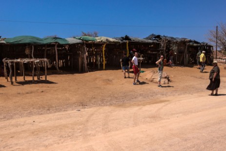 Verkaufstand auf Fahrt zum Madisa Camp