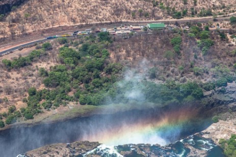 Victoria Falls mit Regenbogen aus der Luft 