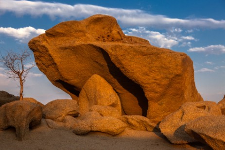 Felsformation bei Campingplatz in Wüstenquell im Namib Naukluft NP